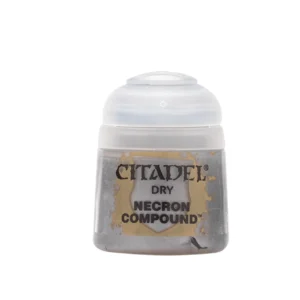 Photo de face d'un pot de peinture de la gamme Dry, teinte Necron Compound. Le flacon en plastique transparent révèle une peinture métallique de couleur gris argenté à la texture compacte. L'étiquette centrale arbore un fondu doré en forme d'éclaboussure avec le logo classique "CITADEL" au-dessus des mentions "DRY" et "NECRON COMPOUND™" écrites en lettres capitales noires. Le pot est fermé par son opercule de protection en plastique translucide.