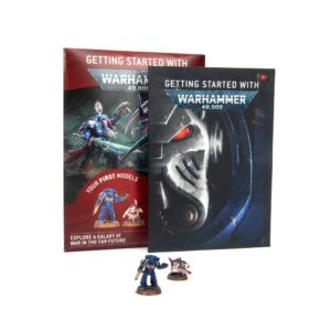 Une photo de produit sur fond blanc présentant le kit Getting Started with Warhammer 40,000. À l'arrière-plan, deux livrets d'initiation se tiennent debout : l'un à couverture rouge montrant un Space Marine bleu combattant des Tyranides (avec les mentions "YOUR FIRST MODELS"), et l'autre à couverture noire avec un gros plan artistique sur un casque de Space Marine endommagé au lentille rouge brillante. Devant les livres, deux figurines peintes sont disposées : un Space Marine Intercessor bleu armé d'un fusil bolter et un Tyranide Termagant violet et rose armé d'un écorcheur.