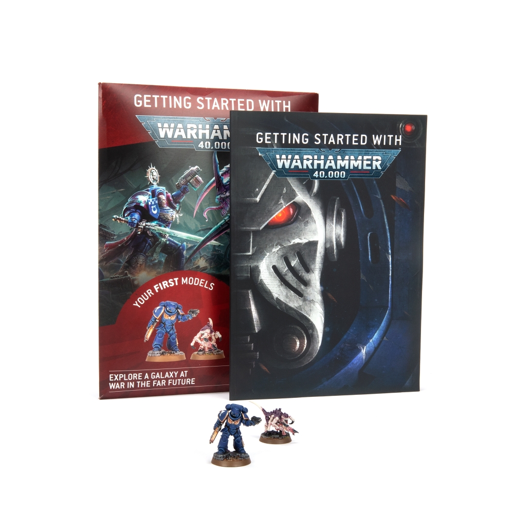Une photo de produit sur fond blanc présentant le kit Getting Started with Warhammer 40,000. À l'arrière-plan, deux livrets d'initiation se tiennent debout : l'un à couverture rouge montrant un Space Marine bleu combattant des Tyranides (avec les mentions "YOUR FIRST MODELS"), et l'autre à couverture noire avec un gros plan artistique sur un casque de Space Marine endommagé au lentille rouge brillante. Devant les livres, deux figurines peintes sont disposées : un Space Marine Intercessor bleu armé d'un fusil bolter et un Tyranide Termagant violet et rose armé d'un écorcheur.