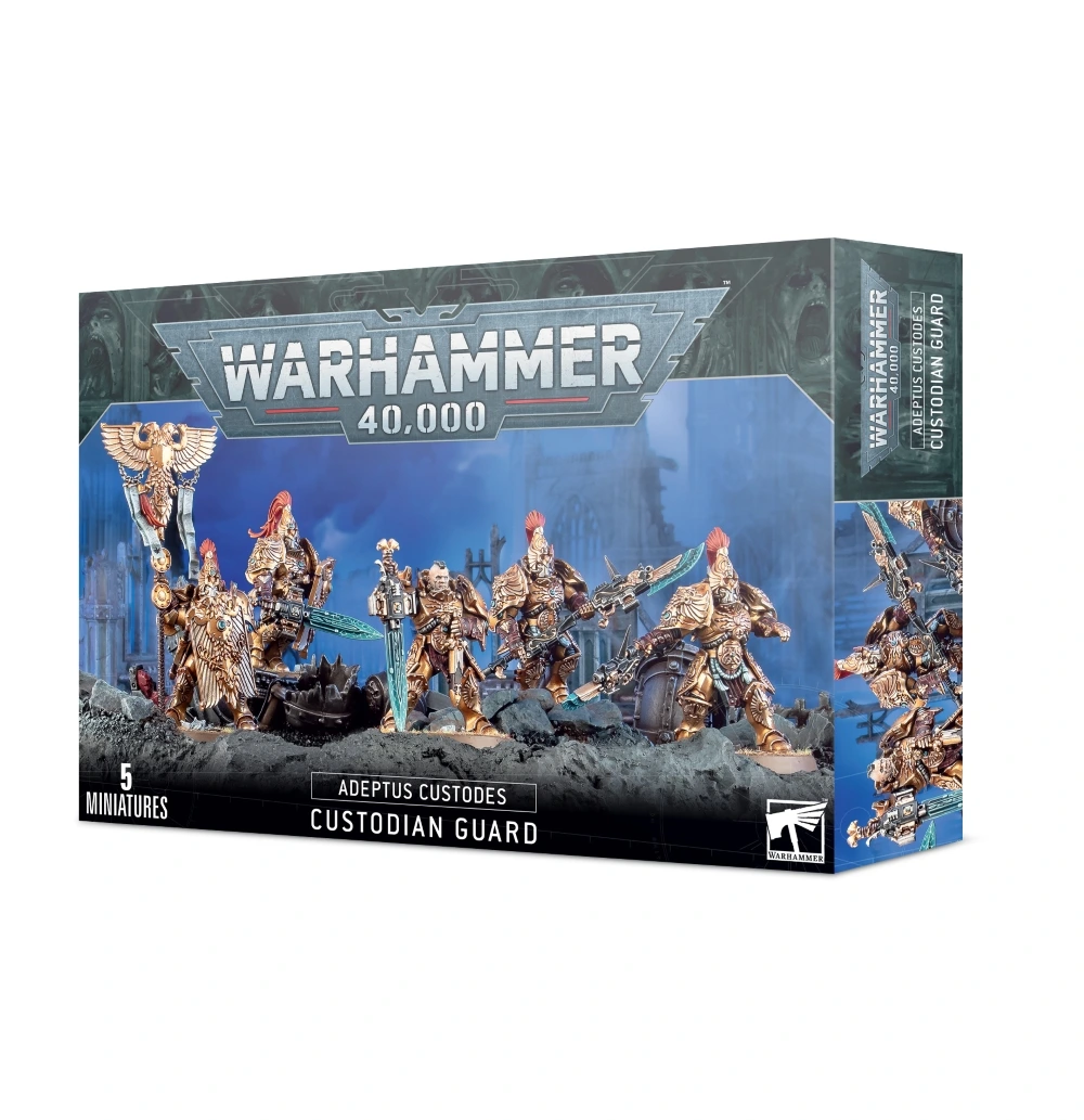 Photo de face de l'emballage de la boîte de figurines Gardes Custodiens (Adeptus Custodes Custodian Guard). Le logo officiel "WARHAMMER 40,000" est positionné en haut au centre. L'illustration principale présente un groupe de un groupe de cinq guerriers d'élite revêtus d'une armure intégralement dorée, arborant des plumets d'un rouge vif sur leurs casques. Ils manient de grandes lances de gardien et des lames d'énergie bleutées sur un sol rocailleux et sombre, devant un arrière-plan brumeux aux teintes bleues montrant des silhouettes de cathédrales gothiques en ruine. Le bas de la boîte affiche un bandeau noir avec l'inscription "ADEPTUS CUSTODES CUSTODIAN GUARD" et la mention "5 MINIATURES" dans le coin inférieur gauche.