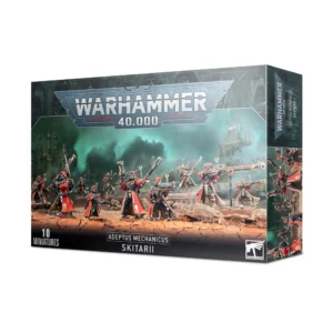 Photo de face de l'emballage de la boîte de figurines Skitarii (Adeptus Mechanicus). Le logo officiel "WARHAMMER 40,000" est placé en haut au centre. L'illustration principale présente une escouade de dix soldats Skitarii vêtus de longues capes à capuche rouge vif et dotés d'armures ainsi que d'implants cybernétiques métalliques. Ils sont armés de longs fusils technologiques et progressent sur un sol aride et craquelé de couleur ocre. En arrière-plan, de lourdes volutes de fumée verte et noire s'élèvent devant les silhouettes d'un complexe industriel de Monde-Forge. En bas, un bandeau noir porte l'inscription "ADEPTUS MECHANICUS SKITARII" avec la mention "10 MINIATURES" visible dans le coin inférieur gauche.