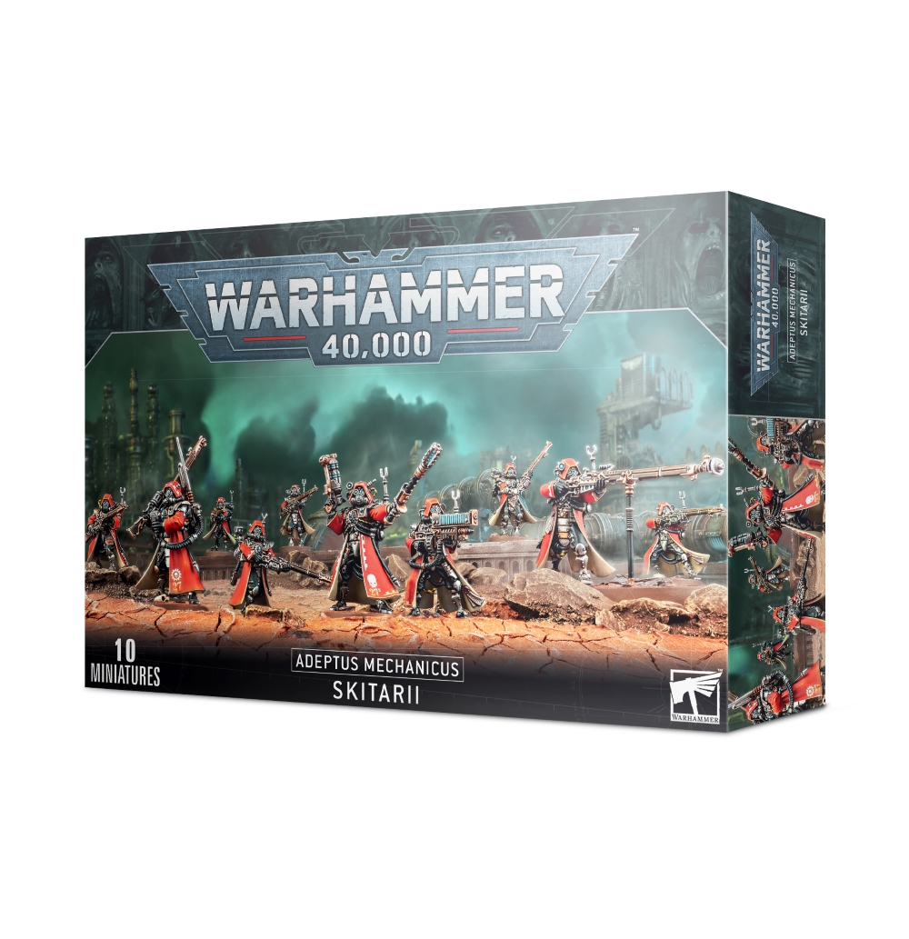 Photo de face de l'emballage de la boîte de figurines Skitarii (Adeptus Mechanicus). Le logo officiel "WARHAMMER 40,000" est placé en haut au centre. L'illustration principale présente une escouade de dix soldats Skitarii vêtus de longues capes à capuche rouge vif et dotés d'armures ainsi que d'implants cybernétiques métalliques. Ils sont armés de longs fusils technologiques et progressent sur un sol aride et craquelé de couleur ocre. En arrière-plan, de lourdes volutes de fumée verte et noire s'élèvent devant les silhouettes d'un complexe industriel de Monde-Forge. En bas, un bandeau noir porte l'inscription "ADEPTUS MECHANICUS SKITARII" avec la mention "10 MINIATURES" visible dans le coin inférieur gauche.