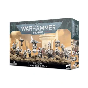 Photo de face de l'emballage de la boîte de figurines Équipe de Cibleurs T'au (T'au Empire Pathfinder Team). Le grand logo officiel "WARHAMMER 40,000" est disposé en haut au centre. L'illustration principale montre un groupe de treize guerriers de l'Empire T'au vêtus d'armures blanches et de combinaisons noires, progressant sur un terrain rocheux et désertique sous un ciel orangé. Ils sont accompagnés de plusieurs drones lévitant à leurs côtés. En bas, un encadré noir indique "T'AU EMPIRE PATHFINDER TEAM", avec l'inscription "13 MINIATURES" visible dans le coin inférieur gauche.