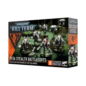 Photo de l'emballage de la boîte de figurines Kill Team: Exo-armures XV26 Stealth pour l'univers Warhammer 40,000. En haut à gauche, les logos superposés de "WARHAMMER 40,000" et "KILL TEAM" survolent une illustration d'ambiance de science-fiction. L'image met en scène un groupe d'exo-armures de combat blanches, noires et rouges, progressant discrètement sur un sol quadrillé dans un complexe futuriste aux teintes vertes et sombres. Deux drones de l'Empire T'au survolent l'escouade en position stationnaire. En bas, un bandeau orange indique clairement la mention "8 CITADEL MINIATURES".