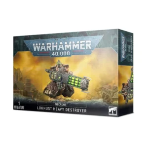 Photo de face de l'emballage de la boîte de figurines Necrons : Destroyer Lourd Lokhust (Lokhust Heavy Destroyer). Le logo officiel "WARHAMMER 40,000" est affiché en haut au centre. L'illustration principale met en scène un guerrier Necron monté sur une plateforme flottante mécanique, maniant un immense canon lourd doté de tubes d'énergie vert fluo. Il évolue sur un champ de bataille dévasté entouré de débris architecturaux sous un ciel lourd et jaunâtre. Le bas de la boîte présente un bandeau noir texturé avec l'inscription "NECRONS LOKHUST HEAVY DESTROYER" et la mention "1 MINIATURE" dans le coin inférieur gauche.