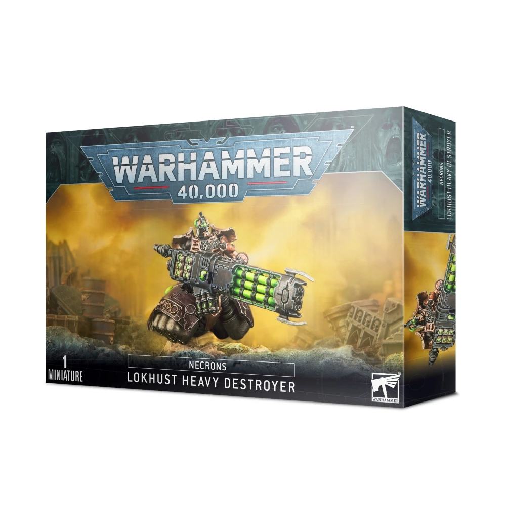 Photo de face de l'emballage de la boîte de figurines Necrons : Destroyer Lourd Lokhust (Lokhust Heavy Destroyer). Le logo officiel "WARHAMMER 40,000" est affiché en haut au centre. L'illustration principale met en scène un guerrier Necron monté sur une plateforme flottante mécanique, maniant un immense canon lourd doté de tubes d'énergie vert fluo. Il évolue sur un champ de bataille dévasté entouré de débris architecturaux sous un ciel lourd et jaunâtre. Le bas de la boîte présente un bandeau noir texturé avec l'inscription "NECRONS LOKHUST HEAVY DESTROYER" et la mention "1 MINIATURE" dans le coin inférieur gauche.