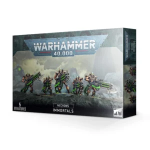 Photo de face de l'emballage de la boîte de figurines Nécrons Immortels (Necrons Immortals). Le logo officiel "WARHAMMER 40,000" est fièrement affiché en haut au centre. L'illustration principale met en scène une escouade de cinq guerriers Necrons à l'ossature métallique et à la carrosserie cuivrée, équipés de fusils imposants parcourus d'une lueur vert fluo. Ils progressent sur un sol de roche noire sous une atmosphère brumeuse et verdâtre. Un bandeau noir en bas indique "NECRONS IMMORTALS" avec la mention "5 MINIATURES" visible en bas à gauche.