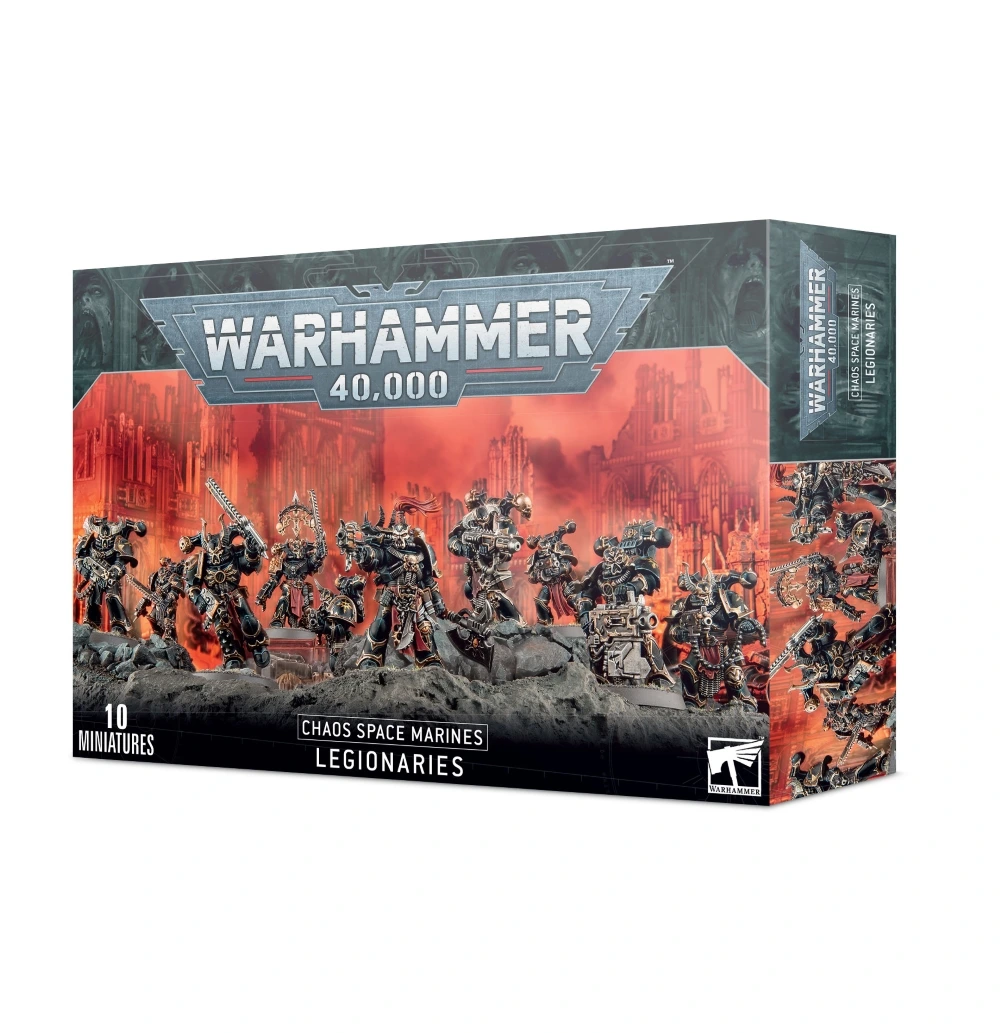 Photo de l'emballage de la boîte de figurines pour Warhammer 40,000. En haut, le logo argenté "WARHAMMER 40,000" domine une illustration dramatique sur fond de ciel rouge embrasé et de ruines de cathédrales gothiques détruites. L'image présente une escouade de 10 Space Marines du Chaos : Légionnaires en armures assistées noires et dorées, ornées de cornes, de crânes et de pointes macabres. Ils avancent de front sur un sol rocheux en brandissant des épées tronçonneuses, des bolters et une lourde hache. En bas à gauche, on peut lire la mention "10 MINIATURES".