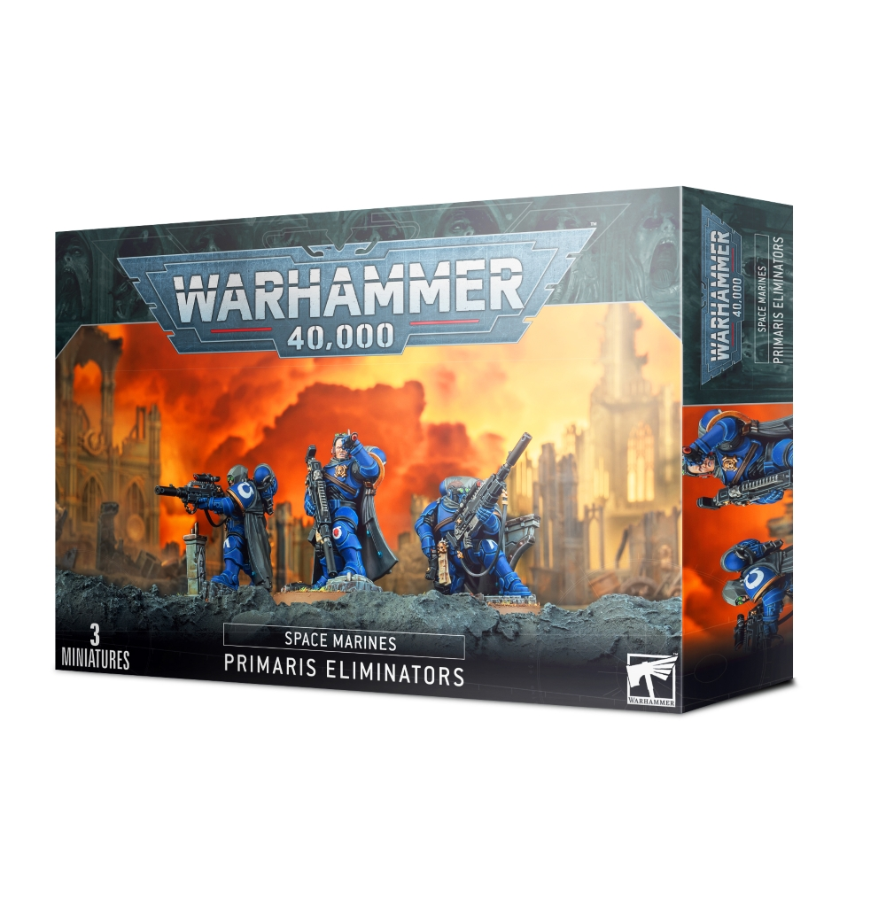 Photo de face de l'emballage de la boîte de figurines Space Marines : Primaris Eliminators. Le logo officiel "WARHAMMER 40,000" est centré tout en haut. L'illustration principale montre trois Space Marines revêtus de l'armure assistée bleue du chapitre des Ultramarines, postés en position de tir sur une crête de roche sombre. Ils portent des capes de camouflage gris foncé et manient de longs fusils de sniper de précision. L'arrière-plan dépeint des structures gothiques en ruine sous un ciel de guerre apocalyptique, illuminé par de grandes explosions orange et jaunes. En bas, un bandeau noir affiche "SPACE MARINES PRIMARIS ELIMINATORS" avec la mention "3 MINIATURES" visible dans le coin inférieur gauche.