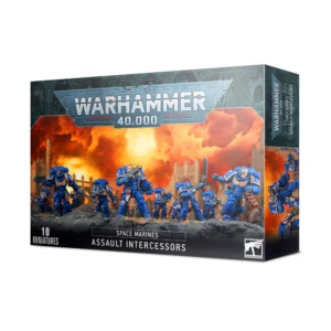 Photo de face de l'emballage de la boîte de figurines Space Marines : Assault Intercessors. Le logo officiel "WARHAMMER 40,000" est affiché en haut au centre. L'illustration principale met en scène une escouade de dix Space Marines arborant l'armure assistée bleue classique du chapitre des Ultramarines, en pleine charge. Ils brandissent des épées tronçonneuses imposantes et tirent avec leurs pistolets bolters sur un sol de roche grise et sombre. L'arrière-plan est dominé par un ciel de guerre apocalyptique, embrasé par de gigantesques explosions orange et jaunes qui silhouette des structures gothiques en ruine. En bas, un bandeau noir texturé porte l'inscription "SPACE MARINES ASSAULT INTERCESSORS" avec la mention "10 MINIATURES" visible dans le coin inférieur gauche.