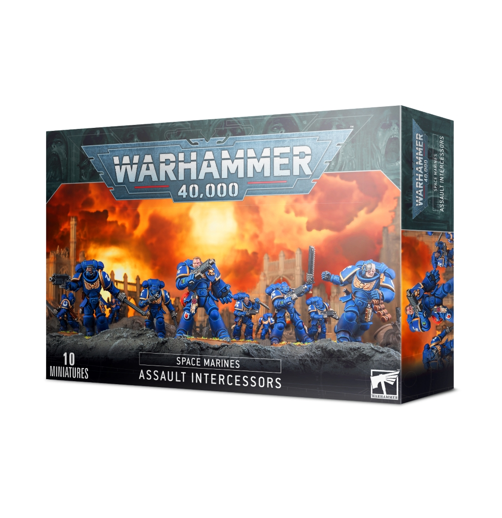 Photo de face de l'emballage de la boîte de figurines Space Marines : Assault Intercessors. Le logo officiel "WARHAMMER 40,000" est affiché en haut au centre. L'illustration principale met en scène une escouade de dix Space Marines arborant l'armure assistée bleue classique du chapitre des Ultramarines, en pleine charge. Ils brandissent des épées tronçonneuses imposantes et tirent avec leurs pistolets bolters sur un sol de roche grise et sombre. L'arrière-plan est dominé par un ciel de guerre apocalyptique, embrasé par de gigantesques explosions orange et jaunes qui silhouette des structures gothiques en ruine. En bas, un bandeau noir texturé porte l'inscription "SPACE MARINES ASSAULT INTERCESSORS" avec la mention "10 MINIATURES" visible dans le coin inférieur gauche.