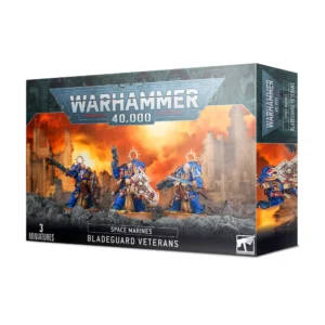 Photo de face de l'emballage de la boîte de figurines Space Marines : Bladeguard Veterans. Le logo officiel "WARHAMMER 40,000" est centré en haut. L'illustration principale met en scène trois imposants Vétérans Gardelames vêtus de l'armure assistée bleue du chapitre des Ultramarines. Ils brandissent de grandes épées énergétiques à la lame bleutée et portent de lourds boucliers de combat richement ornés. Ils avancent sur un sol rocailleux et sombre devant un paysage de guerre en ruines, embrasé par un ciel d'un orange et d'un jaune incandescents. En bas, un bandeau noir indique "SPACE MARINES BLADEGUARD VETERANS" avec la mention "3 MINIATURES" dans le coin inférieur gauche.