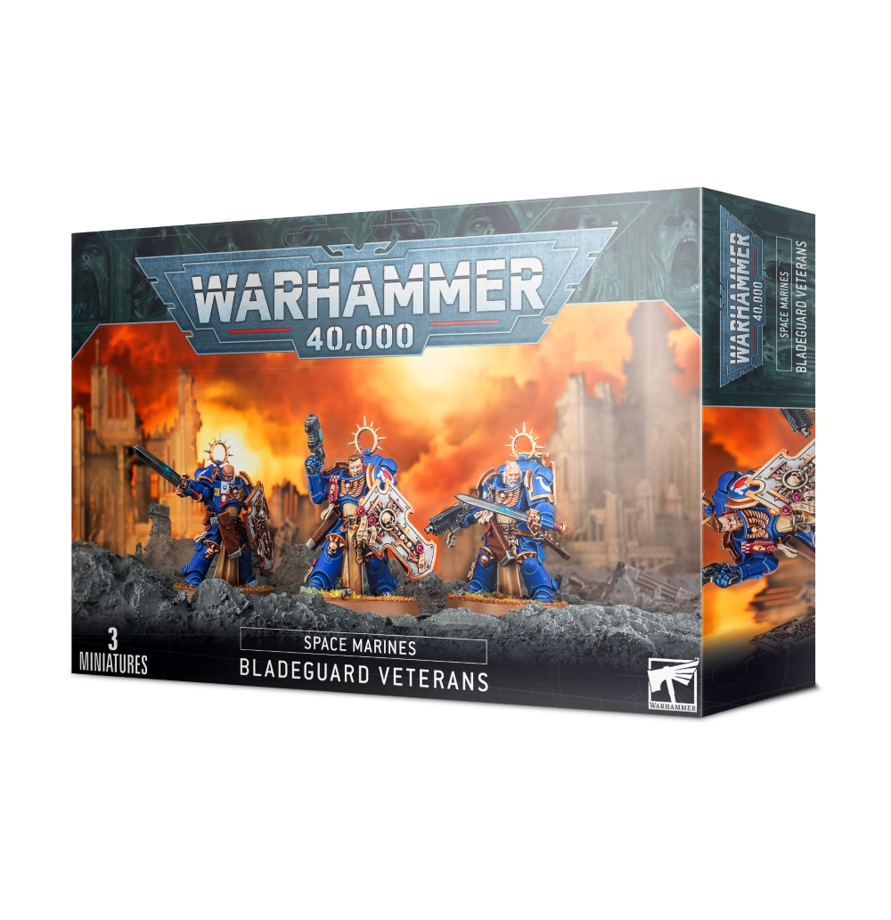 Photo de face de l'emballage de la boîte de figurines Space Marines : Bladeguard Veterans. Le logo officiel "WARHAMMER 40,000" est centré en haut. L'illustration principale met en scène trois imposants Vétérans Gardelames vêtus de l'armure assistée bleue du chapitre des Ultramarines. Ils brandissent de grandes épées énergétiques à la lame bleutée et portent de lourds boucliers de combat richement ornés. Ils avancent sur un sol rocailleux et sombre devant un paysage de guerre en ruines, embrasé par un ciel d'un orange et d'un jaune incandescents. En bas, un bandeau noir indique "SPACE MARINES BLADEGUARD VETERANS" avec la mention "3 MINIATURES" dans le coin inférieur gauche.