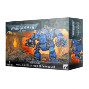 Photo de face de l'emballage de la boîte de figurine Space Marines : Primaris Redemptor Dreadnought. Le logo officiel "WARHAMMER 40,000" est placé en haut au centre. L'illustration principale montre un immense marcheur de guerre blindé peint en bleu vif aux couleurs du chapitre des Ultramarines, affichant le symbole blanc de la faction et des marquages héraldiques dorés. Le Dreadnought est armé d'un canon à plasma lourd sur un bras et d'un poing de combat massif sur l'autre. Il se tient sur un terrain rocheux devant des ruines de bâtiments gothiques baignées par une lueur d'incendie orangée. Le bas de la boîte affiche un bandeau noir texturé avec l'inscription "SPACE MARINES PRIMARIS REDEMPTOR DREADNOUGHT" et l'indication "1 MINIATURE" à gauche.