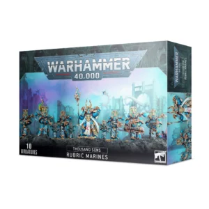 Photo de face de l'emballage de la boîte de figurines Marines Rubricae (indiquée sous le nom officiel Thousand Sons Rubric Marines). Le logo officiel "WARHAMMER 40,000" est positionné en haut au centre. L'illustration principale met en scène une escouade de dix guerriers des Thousand Sons alignés sur une crête rocheuse sombre. Ils portent des armures massives bleu turquoise et or, surmontées de grandes coiffes rayées d'inspiration égyptienne ancienne. Au centre, un Aspirant Sorcier se tient fièrement en brandissant un long sceptre mystique orné. L'arrière-plan dépeint les ruines d'une cité gothique enveloppée d'une brume magique aux teintes éthérées bleu clair et violet. En bas, un bandeau noir affiche "THOUSAND SONS RUBRIC MARINES" avec la mention "10 MINIATURES" visible dans le coin inférieur gauche.