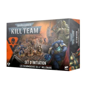 Photo de l'emballage de la boîte de jeu Kill Team: Set d'Initiation sous les logos officiels "WARHAMMER 40,000" et "KILL TEAM". L'illustration centrale dépeint une zone de guerre industrielle où s'affrontent des Space Marines en armure bleue et des guerriers de la Death Guard en armure verte corrompue. Au premier plan à droite, un gros plan stylisé montre le casque d'un Space Marine aux optiques lumineuses. En bas, la bande noire affiche le texte "SET D'INITIATION : LES ESCARMOUCHES DU 41e MILLÉNAIRE".