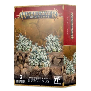 Photo de face de l'emballage de la boîte de figurines Maggotkin of Nurgle : Nurglings pour le jeu Warhammer Age of Sigmar. Le logo officiel doré "WARHAMMER AGE OF SIGMAR" est positionné en haut au centre. Sur la droite, un bandeau texturé rouge présente les inscriptions verticales du jeu et de la faction. L'illustration principale met en scène trois monticules ou nuées composés de dizaines de petites créatures démoniaques vert clair et potelées s'entassant les unes sur les autres. Ces petits monstres farceurs arborent de grands sourires édentés ou pointus, de petites cornes sombres et des ventres rebondis. Ils sont positionnés sur un sol de roches brunes et terreuses, devant un arrière-plan brumeux de couleur vert olive et jaune ocre évoquant un marécage toxique avec des lanternes suspendues au loin. En bas, une section noire indique "MAGGOTKIN OF NURGLE NURGLINGS" avec la mention "3 MINIATURES" en bas à gauche.