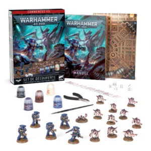 Visuel promotionnel du contenu du Set de découverte Warhammer 40,000 disposé sur un fond blanc neutre. À gauche, la boîte du jeu affiche une illustration de Space Marine en armure bleue affrontant une créature extraterrestre Tyranide violette, avec le logo Warhammer 40,000 et la mention en français "Set de découverte". Au centre, le livret "Manuel" reprend le même artwork. À l'arrière-plan, un tapis de jeu en carton réversible montre un décor industriel. Au premier plan, le contenu est déballé : 5 figurines de Space Marines (Infernus) peintes en bleu et 11 figurines de Tyranides (Termagants et un essaim de Ripper) peintes en blanc et violet. Le kit comprend également une pince de modélisme noire, un pinceau de démarrage Citadel, une réglette de mesure en carton, 5 dés blancs et 5 pots de peinture Citadel Colour (Abaddon Black, Macragge Blue, Balthasar Gold, Naggaroth Night, Corax White).