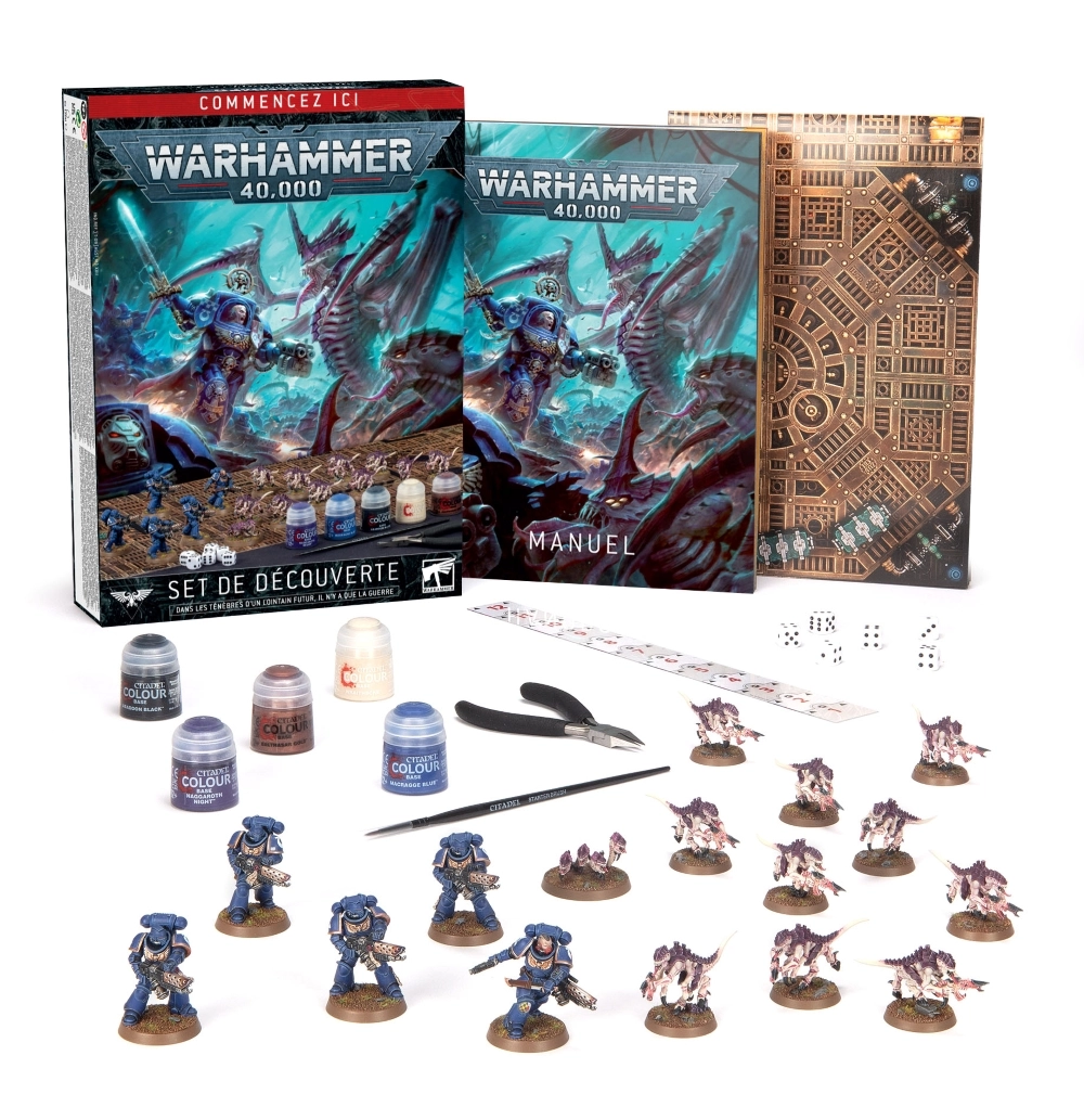 Visuel promotionnel du contenu du Set de découverte Warhammer 40,000 disposé sur un fond blanc neutre. À gauche, la boîte du jeu affiche une illustration de Space Marine en armure bleue affrontant une créature extraterrestre Tyranide violette, avec le logo Warhammer 40,000 et la mention en français "Set de découverte". Au centre, le livret "Manuel" reprend le même artwork. À l'arrière-plan, un tapis de jeu en carton réversible montre un décor industriel. Au premier plan, le contenu est déballé : 5 figurines de Space Marines (Infernus) peintes en bleu et 11 figurines de Tyranides (Termagants et un essaim de Ripper) peintes en blanc et violet. Le kit comprend également une pince de modélisme noire, un pinceau de démarrage Citadel, une réglette de mesure en carton, 5 dés blancs et 5 pots de peinture Citadel Colour (Abaddon Black, Macragge Blue, Balthasar Gold, Naggaroth Night, Corax White).