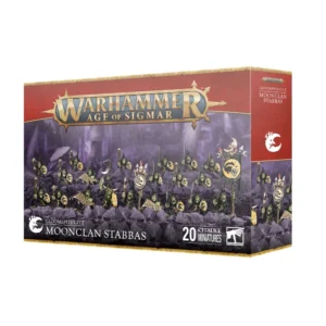 Photo de face de l'emballage de la boîte de Moonclan Stabbas pour le jeu Warhammer Age of Sigmar. Le logo officiel doré "WARHAMMER AGE OF SIGMAR" est positionné en haut vers la gauche. Sur la droite, un bandeau vertical rouge texturé présente le logo blanc de la faction représentant une lune ricanante stylisée ainsi que le nom de l'unité. L'illustration principale montre une immense horde de 20 figurines de petits gobelins à la peau verte, les Grots, progressant sur un sol rocheux et violacé. Ils portent tous de longues capuches et tuniques noires, et sont armés d'épées, de lances et de boucliers ronds ornés d'un croissant de lune jaune. Certains brandissent des icônes de la Mauvaise Lune ou tiennent des filets de capture. L'arrière-plan dépeint une ambiance de grotte souterraine embrumée avec de grands champignons violets et gris. En bas, une section noire porte l'inscription "GLOOMSPITE GITZ MOONCLAN STABBAS" à gauche, tandis que le nombre "20 CITADEL MINIATURES" est affiché à droite à côté du logo blanc de Warhammer.