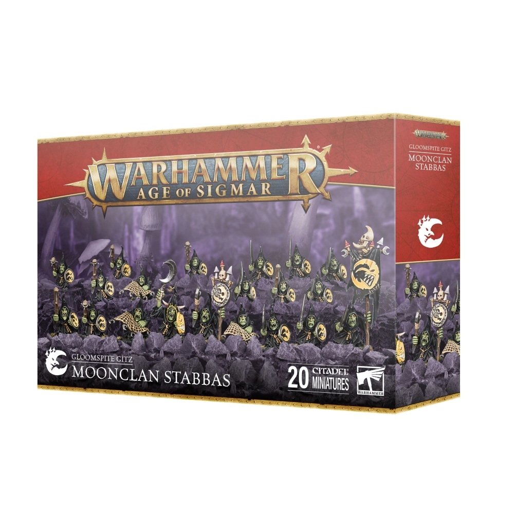 Photo de face de l'emballage de la boîte de Moonclan Stabbas pour le jeu Warhammer Age of Sigmar. Le logo officiel doré "WARHAMMER AGE OF SIGMAR" est positionné en haut vers la gauche. Sur la droite, un bandeau vertical rouge texturé présente le logo blanc de la faction représentant une lune ricanante stylisée ainsi que le nom de l'unité. L'illustration principale montre une immense horde de 20 figurines de petits gobelins à la peau verte, les Grots, progressant sur un sol rocheux et violacé. Ils portent tous de longues capuches et tuniques noires, et sont armés d'épées, de lances et de boucliers ronds ornés d'un croissant de lune jaune. Certains brandissent des icônes de la Mauvaise Lune ou tiennent des filets de capture. L'arrière-plan dépeint une ambiance de grotte souterraine embrumée avec de grands champignons violets et gris. En bas, une section noire porte l'inscription "GLOOMSPITE GITZ MOONCLAN STABBAS" à gauche, tandis que le nombre "20 CITADEL MINIATURES" est affiché à droite à côté du logo blanc de Warhammer.