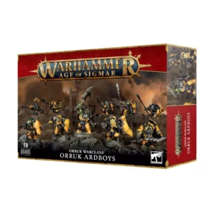 Photo de face de l'emballage de la boîte de Durboys Orruks (indiquée sous le nom officiel Orruk Ardboys) pour le jeu Warhammer Age of Sigmar. Le logo officiel doré "WARHAMMER AGE OF SIGMAR" est positionné en haut vers la gauche. Sur la droite, un bandeau vertical rouge texturé présente le logo de la faction et les inscriptions associées. L'illustration principale met en scène une bande de 10 Durboys Orruks à la peau verte, massifs et musclés, progressant sur un terrain rocheux accidenté. Ils portent de lourdes armures de plaques de couleur métal noirci, rehaussées par des éléments peints en jaune vif, notamment sur leurs épaulières, jambières et imposants boucliers dentelés. Ces guerriers brandissent une variété d'armes massives et brutales, comme des haches de guerre et des tranchoirs. L'arrière-plan dépeint une atmosphère de guerre sous un ciel sombre, chargé d'une épaisse fumée orange et brune. En bas, une section noire indique "ORRUK WARCLANS ORRUK ARDBOYS" avec l'inscription "10 MINIATURES" visible dans le coin inférieur gauche.