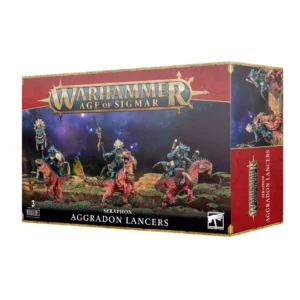 Photo de face de l'emballage de la boîte de Lanciers Aggradons (commercialisée sous le nom officiel Aggradon Lancers) pour le jeu Warhammer Age of Sigmar. Le logo officiel doré "WARHAMMER AGE OF SIGMAR" est positionné en haut vers la gauche. Sur la droite, un bandeau vertical rouge texturé présente le nom de la faction et de l'unité. L'illustration principale montre 3 figurines de cavaliers Saurus à la peau turquoise, arborant des coiffes à plumes et des armures dorées d'inspiration mésoaméricaine. Ils chevauchent de féroces montures reptiliennes bipèdes (Aggradons) aux écailles rouge orangé et aux mâchoires acérées. Le cavalier d'arrière-plan à gauche brandit un grand totem héraldique, tandis que les deux autres portent de longues lances de guerre. Les figurines progressent sur un plateau rocheux et verdoyant, devant un paysage de jungle et de pyramides en ruine sous un ciel cosmique étoilé nimbé d'une nébuleuse violette et bleue. En bas, une section noire indique "SERAPHON AGGRADON LANCERS" au centre. L'inscription "3 MINIATURES" est visible dans le coin inférieur gauche, et le logo blanc de Warhammer figure dans le coin inférieur droit.