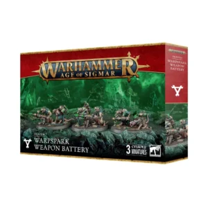 Photo de face de l'emballage de la boîte de Batterie d'Armes Malétincelle (commercialisée sous le nom officiel Warpspark Weapon Battery) pour le jeu Warhammer Age of Sigmar. Le logo officiel doré "WARHAMMER AGE OF SIGMAR" est positionné en haut vers la gauche. Sur la droite, un bandeau vertical rouge texturé présente le symbole triangulaire de la faction des Skavens ainsi que les inscriptions de la boîte. L'illustration principale met en scène 3 équipes de figurines de skavens (hommes-rats) vêtus de tuniques en loques vertes et brunes. Chaque duo manipule une lourde machine de guerre ou un canon technomantique en cuivre relié à des réservoirs, dont l'extrémité s'illumine d'une lueur d'énergie verte. Les figurines sont installées de front sur un sol rocheux et sombre. L'arrière-plan dépeint des ruines souterraines noyées dans d'épais nuages de gaz toxiques et de vapeurs magiques d'un vert radioactif éclatant. En bas à gauche, une section indique "SKAVEN WARPSPARK WEAPON BATTERY". Dans le coin inférieur droit, l'inscription "3 CITADEL MINIATURES" apparaît à côté du logo blanc de Warhammer.