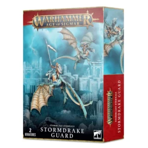 Photo de face de l'emballage de la boîte de Garde Dracorage (indiquée sous son nom officiel Stormdrake Guard) pour le jeu Warhammer Age of Sigmar. Le logo officiel doré "WARHAMMER AGE OF SIGMAR" est positionné en haut vers la gauche. Sur la droite, un bandeau vertical rouge présente le logo blanc des Stormcast Eternals et le nom de l'unité. L'illustration principale montre les 2 figurines de la Garde Dracorage volant dans un ciel orageux et bleuté rempli d'éclairs. Les cavaliers portent des armures étincelantes dorées et des boucliers bleus, et ils chevauchent de grands dragons ailés aux écailles bleu-vert clair et aux membranes alaires beiges. Le guerrier au premier plan brandit une immense lance ornée d'un étendard blanc. À l'arrière-plan, on aperçoit les flèches et les structures d'une cité céleste en ruine. En bas, une section noire indique "STORMCAST ETERNALS STORMDRAKE GUARD" avec l'inscription "2 MINIATURES" visible dans le coin inférieur gauche.