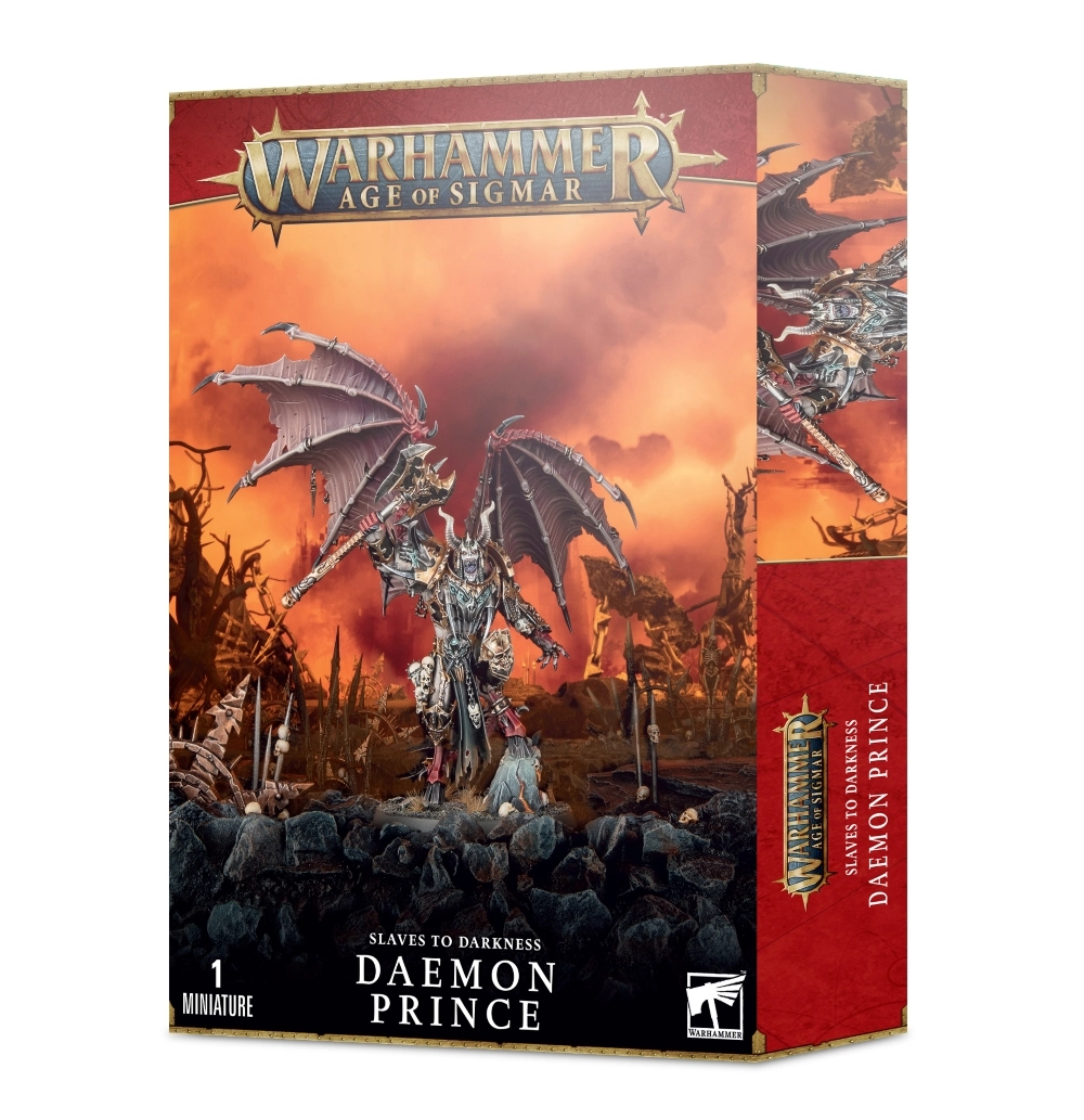 Photographie de la boîte d'emballage de la figurine de Prince Démon pour le jeu Warhammer Age of Sigmar. En haut, le logo officiel doré et bleu "Warhammer Age of Sigmar" se détache sur un ciel embrasé rouge et orangé. L'illustration centrale présente la figurine assemblée et peinte : une immense créature démoniaque ailée avec une armure métallique sombre, des cornes acérées, arborant des trophées de crânes à la ceinture et brandissant une imposante hache de guerre. Le démon se tient sur un socle rocheux texturé au milieu d'un paysage de désolation jonché de piques et d'ossements. Le bas de la boîte, noir, comporte les inscriptions "Slaves to Darkness", "Daemon Prince", le logo Warhammer et la mention "1 Miniature". Le rabat latéral droit est rouge et reprend le titre du produit.