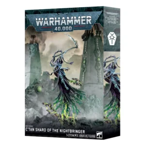Photographie de la boîte d'emballage en carton de la figurine de l'Écharde C'tan du Nyctophore pour le jeu Warhammer 40,000. Le logo officiel bleu et blanc Warhammer 40,000 trône en haut au centre de la boîte. L'illustration principale montre l'entité divine assemblée et peinte : une silhouette éthérée et squelettique drapée dans des voiles sombres aux reflets violets et métalliques, flottant dans les airs et brandissant une immense faux de faucheur. Sa base se désintègre en éclairs d'énergie vert fluo typiques de la technologie Necron, au milieu de scarabées canopteks. En arrière-plan, d'immenses monolithes et obélisques noirs Necrons se dressent sous un ciel nuageux et menaçant. Le bas de la boîte, noir, affiche les textes "Necrons", "C'tan Shard of the Nightbringer", le logo Warhammer et la mention "1 Citadel Miniature/Figurine". Le rabat latéral droit gris affiche le logo iconique de la faction Necron et une version traduite incluant le nom en français.