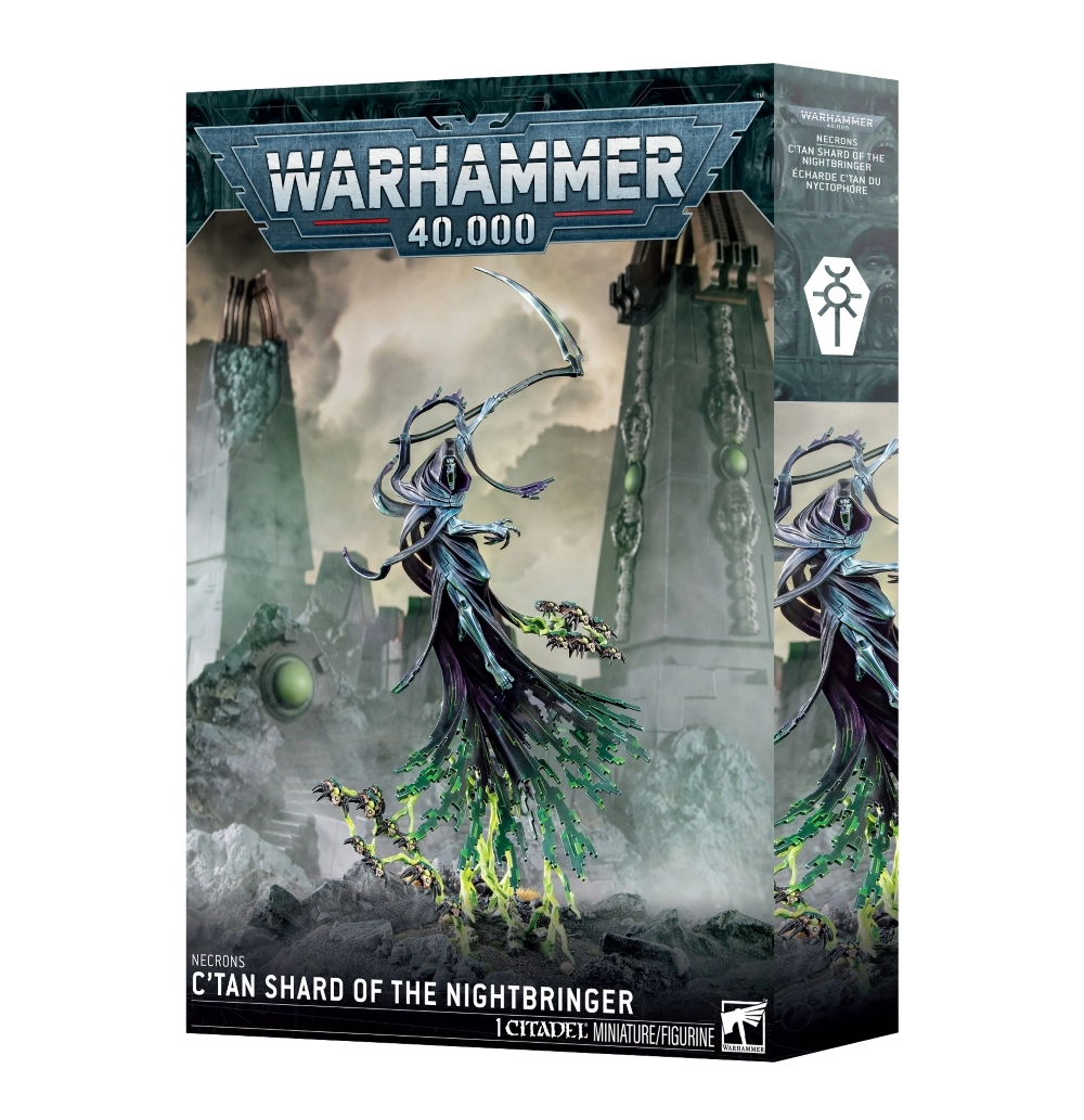 Photographie de la boîte d'emballage en carton de la figurine de l'Écharde C'tan du Nyctophore pour le jeu Warhammer 40,000. Le logo officiel bleu et blanc Warhammer 40,000 trône en haut au centre de la boîte. L'illustration principale montre l'entité divine assemblée et peinte : une silhouette éthérée et squelettique drapée dans des voiles sombres aux reflets violets et métalliques, flottant dans les airs et brandissant une immense faux de faucheur. Sa base se désintègre en éclairs d'énergie vert fluo typiques de la technologie Necron, au milieu de scarabées canopteks. En arrière-plan, d'immenses monolithes et obélisques noirs Necrons se dressent sous un ciel nuageux et menaçant. Le bas de la boîte, noir, affiche les textes "Necrons", "C'tan Shard of the Nightbringer", le logo Warhammer et la mention "1 Citadel Miniature/Figurine". Le rabat latéral droit gris affiche le logo iconique de la faction Necron et une version traduite incluant le nom en français.