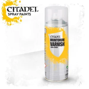 Visuel de présentation sur fond clair de la bombe de vernis protecteur Munitorum Varnish de la gamme Citadel Spray Paints. Dans le coin supérieur gauche, une large tache de peinture jaune vif met en valeur l'inscription en lettres capitales noires "CITADEL SPRAY PAINTS". À droite se dresse la bouteille aérosol en aluminium argenté, couronnée d'un grand capuchon cylindrique en plastique transparent qui dévoile la buse de diffusion blanche. L'habillage de la canette affiche un design graphique imitant une projection de peinture jaune et blanche sur laquelle se superpose un blason blanc; à l'intérieur de celui-ci est écrit le nom du produit "CITADEL MUNITORUM VARNISH" suivi de la mention "MODEL VARNISH" en lettres noires. Le bas de la bouteille indique une contenance de "400ml", la mention d'âge "16+" et un logo de recyclage vert.