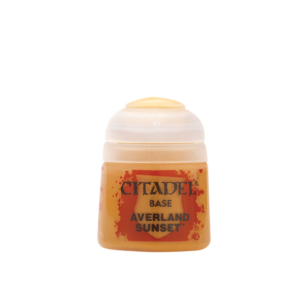 Une photo de face d'un pot de peinture Citadel de type "Base" contenant la teinte Base Averland Sunset, un jaune ocre riche et chaud. L'étiquette présente le logo Citadel noir au-dessus d'un blason orange et rouge où est inscrit le nom de la couleur. Le pot est surmonté d'un bouchon en plastique transparent laissant apparaître un opercule de peinture jaune.