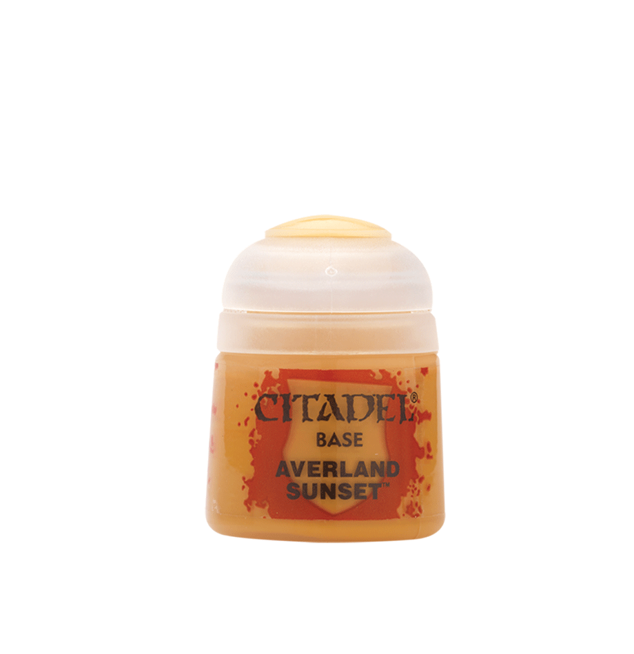 Une photo de face d'un pot de peinture Citadel de type "Base" contenant la teinte Base Averland Sunset, un jaune ocre riche et chaud. L'étiquette présente le logo Citadel noir au-dessus d'un blason orange et rouge où est inscrit le nom de la couleur. Le pot est surmonté d'un bouchon en plastique transparent laissant apparaître un opercule de peinture jaune.