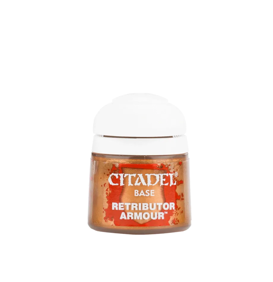 Vue de face d'un pot de peinture Citadel Colour contenant la teinte Base Retributor Armour. Le pot en plastique transparent laisse transparaître une peinture métallique dorée dense et brillante. L'étiquette présente le logo Citadel et une bande de couleur or massif en bas. L'image montre la texture onctueuse du pigment, conçue pour une application uniforme sur les sous-couches noires ou blanches des figurines de collection.