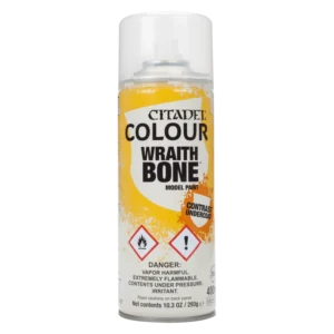 Bombe de peinture aérosol officielle Citadel Colour présentant la teinte de sous-couche Wraithbone. La canette en métal blanc, photographiée verticalement sur un fond noir uni, est surmontée d'un capuchon en plastique souple translucide. L'étiquette arbore un motif texturé d'un jaune et orange vif contrastant avec le fond blanc. Au centre, on distingue nettement les inscriptions textuelles en lettres capitales noires « CITADEL COLOUR », suivies du nom de la couleur « WRAITHBONE » et de la mention « MODEL PAINT ». Sur la droite, une forme de bouclier orange indique « CONTRAST UNDERCOAT ». La partie inférieure affiche deux pictogrammes de sécurité en forme de losanges blancs bordés de rouge contenant une flamme noire et un point d'exclamation, surmontant des avertissements de danger en anglais et les mentions de contenance (400ml / 10.3 OZ).