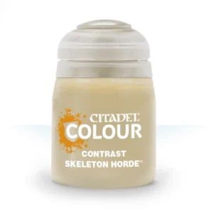 Pot de peinture acrylique officiel de la gamme Citadel Colour présentant la teinte Contrast: Skeleton Horde. Le flacon transparent laisse entrevoir une peinture fluide de couleur beige sable / os clair. L'étiquette centrale blanche est décorée d'une tache de couleur orange vif stylisée sur la gauche. Les inscriptions textuelles en lettres capitales affichent distinctement le logo blanc « CITADEL COLOUR », suivi en dessous par les mentions « CONTRAST » et « SKELETON HORDE™ ». Le pot est surmonté d'un bouchon ergonomique en plastique souple translucide blanc cassé.