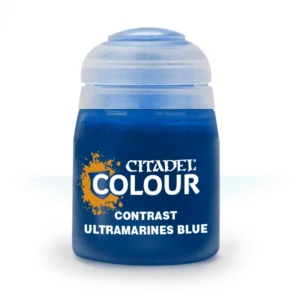 Pot de peinture acrylique officiel de la gamme Citadel Colour présentant la teinte Contrast: Ultramarines Blue. Le flacon transparent laisse transparaître une peinture fluide d'un bleu outremer profond et intense. L'étiquette centrale blanche est décorée sur la gauche d'une tache de peinture orange vif stylisée. Les inscriptions textuelles en lettres capitales affichent clairement le logo blanc « CITADEL COLOUR », surmontant les mentions « CONTRAST » et « ULTRAMARINES BLUE ». Le pot est fermé par un bouchon ergonomique en plastique souple translucide blanc cassé.