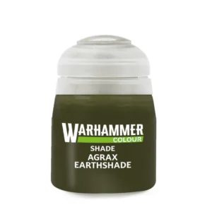 Photographie de studio d'un pot de peinture Citadel Colour de 18ml contenant le Shade Agrax Earthshade. Le flacon en plastique transparent laisse apparaître un lavis liquide de couleur brun terre foncé. L'étiquette blanche et grise affiche clairement le nom du produit avec le logo Citadel en haut. Le bouchon articulé est ouvert, révélant la texture fluide du pigment prêt à l'emploi pour l'ombrage de figurines de jeu de plateau.