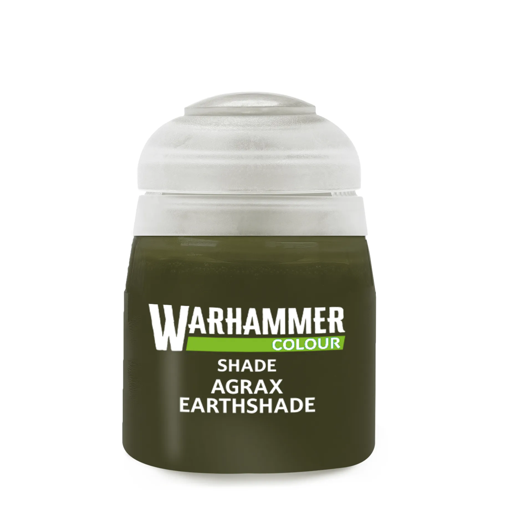 Photographie de studio d'un pot de peinture Citadel Colour de 18ml contenant le Shade Agrax Earthshade. Le flacon en plastique transparent laisse apparaître un lavis liquide de couleur brun terre foncé. L'étiquette blanche et grise affiche clairement le nom du produit avec le logo Citadel en haut. Le bouchon articulé est ouvert, révélant la texture fluide du pigment prêt à l'emploi pour l'ombrage de figurines de jeu de plateau.