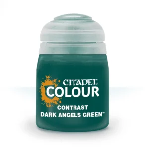 Photo de face d'un pot de peinture en plastique transparent de la gamme Contrast: Dark Angels Green présenté sur un fond blanc neutre. Le pot laisse transparaître son contenu liquide d'un vert forêt très sombre et opaque. Sur la face avant, les inscriptions blanches affichent la marque « CITADEL COLOUR » au-dessus des mentions « CONTRAST » et « DARK ANGELS GREEN™ ». Une éclaboussure orange vif ornée d'un petit logo en forme de bouclier est visible sur la gauche des textes. Le pot est scellé par un capuchon à charnière en plastique blanc translucide teinté d'un léger reflet vert.