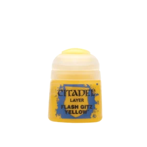 Un pot de peinture acrylique Citadel de forme cylindrique, présenté de face sur un fond blanc épuré. À travers le plastique transparent du pot, on distingue une peinture fluide d'un jaune vif et lumineux. L'étiquette centrale présente un design de blason bleu texturé avec des effets d'éclaboussures sur fond jaune. Les inscriptions textuelles noires indiquent clairement la marque "CITADEL", la gamme "LAYER", ainsi que le nom spécifique du produit Layer: Flash Gitz Yellow. Le capuchon en plastique translucide est couronné d'une petite pastille jaune assortie à la couleur de la peinture.