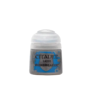 Un pot de peinture acrylique Citadel de forme cylindrique, présenté de face sur un fond blanc uni. À travers le flacon en plastique transparent, on distingue une peinture métallique de couleur gris acier brillant dotée de fins pigments argentés. L'étiquette centrale comporte un motif de blason bleu vif aux contours texturés d'effets d'éclaboussures. Les inscriptions noires indiquent clairement la marque « CITADEL », la gamme « LAYER » ainsi que le nom spécifique du produit Layer: Ironbreaker. Le flacon est scellé par un capuchon en plastique translucide surmonté d'une pastille supérieure teintée de la même couleur gris métallique.