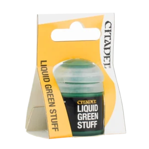 Photo sur fond noir d'un pot de résine de modélisme Liquid Green Stuff inséré dans son emballage cartonné d'origine. Le packaging en carton présente une forme triangulaire de couleur jaune vif et blanche, affichant verticalement l'inscription « LIQUID GREEN STUFF » en lettres noires. À l'intérieur, le pot en plastique laisse entrevoir une pâte verte très dense. L'étiquette noire du flacon mentionne « CITADEL LIQUID GREEN STUFF » en caractères blancs et dorés, surmontée d'un capuchon à charnière en plastique translucide teinté de vert.