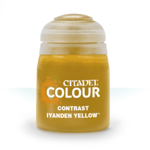 Photographie de studio d'un pot de peinture Citadel Colour de 18ml. Le pot transparent laisse apparaître une peinture liquide de couleur jaune moutarde intense. L'étiquette blanche présente le logo Citadel Colour en noir, surmontant les inscriptions "CONTRAST" et "Contrast Iyanden Yellow" en lettres capitales. Le pot est scellé par un bouchon de sécurité en plastique gris clair caractéristique de la gamme de peintures pour modélisme Games Workshop.