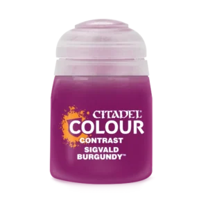 Photo de face d'un pot de peinture en plastique transparent de la gamme Contrast: Sigvald Burgundy présenté sur un fond noir uni. Le pot laisse transparaître un contenu liquide de couleur bordeaux violacé, à la fois sombre et intense. Sur l'avant du flacon, les inscriptions blanches affichent la marque « CITADEL COLOUR » au-dessus des mentions « CONTRAST » et « SIGVALD BURGUNDY™ ». À gauche de ces écritures, une éclaboussure orange vif entoure la forme d'un petit bouclier. Le pot est refermé par son capuchon à charnière en plastique blanc translucide teinté d'un léger reflet violet.