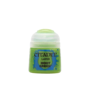 Photo de face d'un pot de peinture en plastique transparent Layer: Moot Green présenté sur un fond blanc neutre. Le pot laisse transparaître un contenu liquide d'un vert pomme très vif et saturé. L'étiquette centrale arbore un fond bleu vif avec des contours en forme d'éclaboussures entourant la silhouette d'un blason. À l'intérieur, les mentions « CITADEL », « LAYER » et « MOOT GREEN » sont inscrites verticalement en lettres capitales noires. Le pot est refermé par un capuchon à charnière en plastique blanc translucide, doté d'une pastille vert clair sur le dessus.