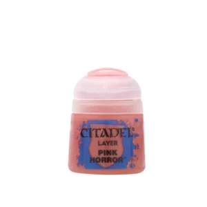 Photo de face d'un pot de peinture en plastique transparent Layer: Pink Horror présenté sur un fond blanc neutre. Le pot laisse apparaître un contenu liquide d'une couleur rose saumoné vif et opaque. L'étiquette centrale présente un fond bleu vif avec des contours en forme d'éclaboussures entourant la silhouette d'un blason. À l'intérieur, les mentions « CITADEL », « LAYER » et « PINK HORROR » sont inscrites verticalement en lettres capitales noires. Le pot est fermé par un capuchon à charnière en plastique translucide muni d'une pastille rose sur le dessus.