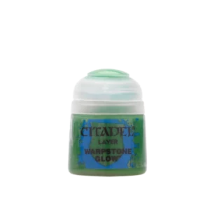 Photo de face d'un pot de peinture en plastique transparent Layer: Warpstone Glow présenté sur un fond blanc neutre. Le pot laisse apparaître un contenu liquide d'un vert moyen saturé et vif, évoquant la couleur de la malepierre. L'étiquette centrale arbore un fond bleu texturé avec des motifs d'éclaboussures entourant la silhouette d'un blason. Les inscriptions « CITADEL », « LAYER » et « WARPSTONE GLOW » y sont imprimées verticalement en lettres capitales noires. Le pot est fermé par un capuchon à charnière en plastique blanc translucide doté d'une pastille vert clair sur le dessus.